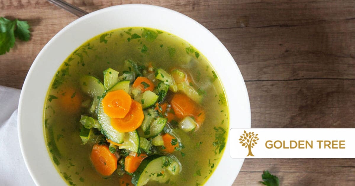 Suave sopa de verduras con hierbas aromáticas