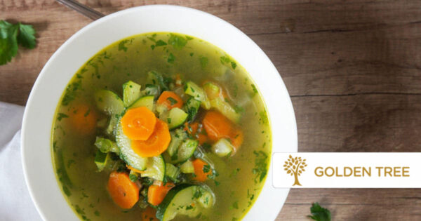 Suave sopa de verduras con hierbas aromáticas